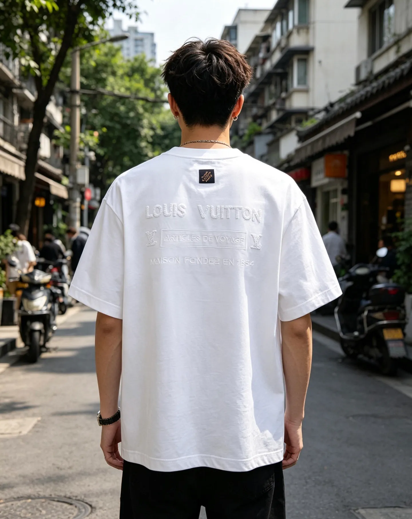 Louis Vuitton/Louis Vuitton short sleeves with small logo on the chest and letter embroidery on the back